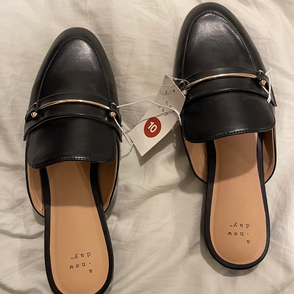 NWT black loafers